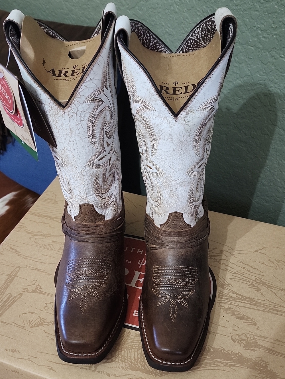 Laredo Women's Sand/White W/Straps Western Cowgirl Boots Sz 7M New In Box - Picture 2 of 10